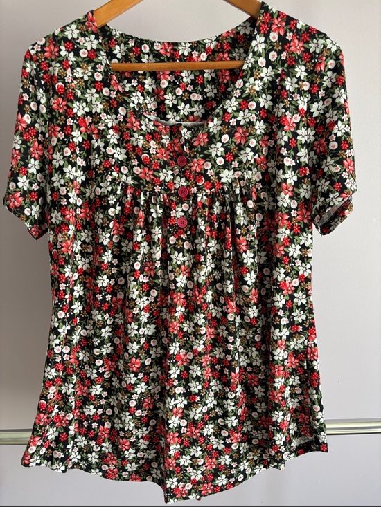 Tops - Short-Sleeve Tunic Top in Black, White, and Red Floral Pattern